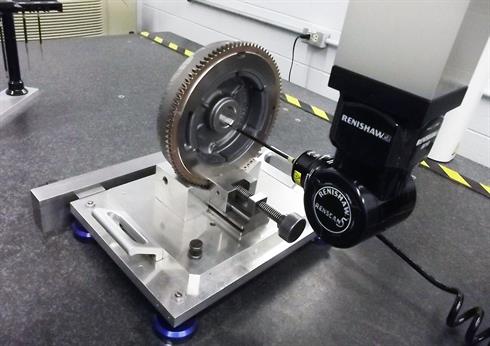 Caso MMC da Kawasaki - Cabeçote Revo inspeciona um volante de motor da série FX